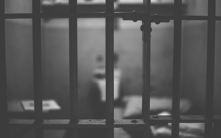 Bérgyilkossal fenyegette a börtönőrt egy rab