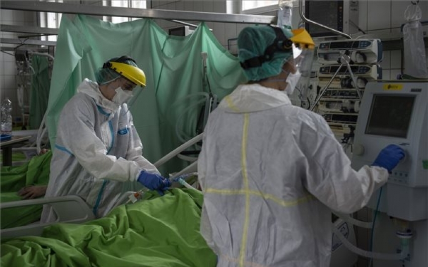 Már alig bírják a terhelést a kórházak Izraelben