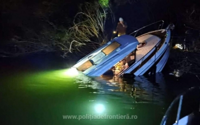 Magyar mentőegységek is keresik a Maros romániai szakaszán történt csónakbalesetben eltűnt személyeket